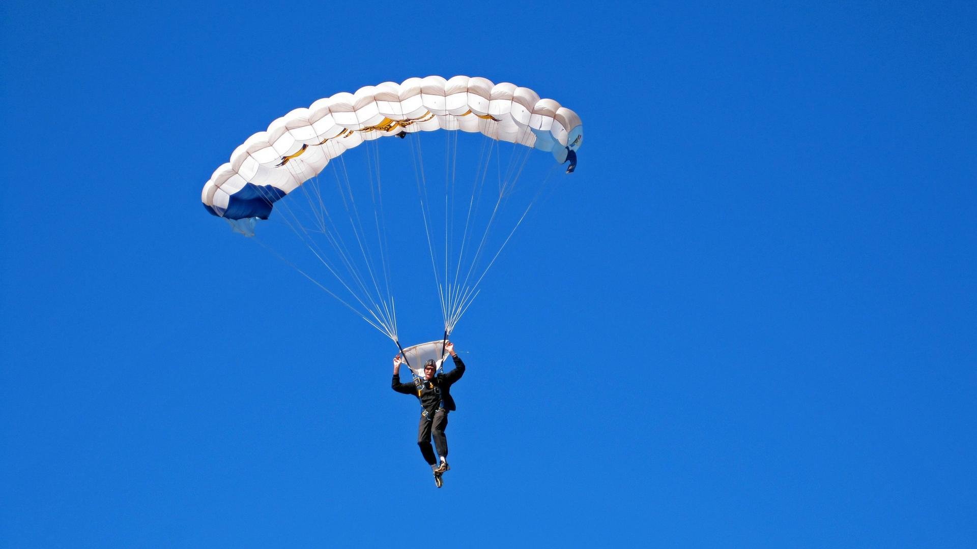 个人品牌崛起：电竞明星自主打造“王国”，专业电竞品牌agon